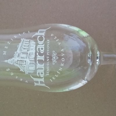 Čirá dárková sklenice na nožce na pivo s motivem pivovaru Harrach